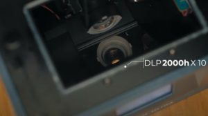 O projetor Anycubic Photon Ultra possui uma vida útil de 20.000 horas de impressão (Fonte: Anycubic via YouTube)