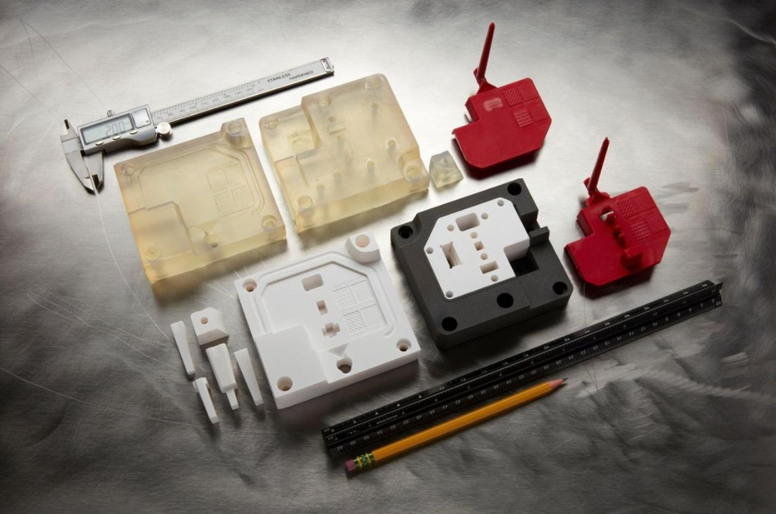Ferramentais, gabaritos e componentes de engenharia produzidos por tecnologias de estereolitografia industrial, utilizadas para acelerar o desenvolvimento de produtos e processos produtivos.